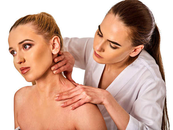 Schulter- und Nackenmassage für Frauen im Wellness-Salon. - Foto, Bild
