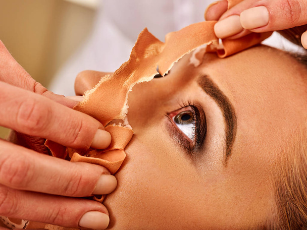 Collageen gezichtsmasker. Behandeling van de gezichtshuid. Vrouw ontvangen cosmetische procedure. - Foto, afbeelding