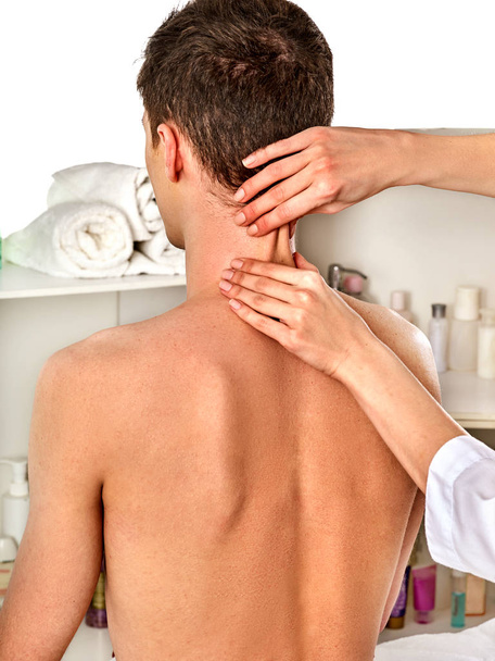 Schouder en nek massage voor vrouw in spa salon. - Foto, afbeelding