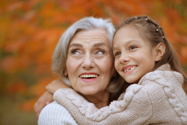 šťastná babička a vnučka  - Fotografie, Obrázek