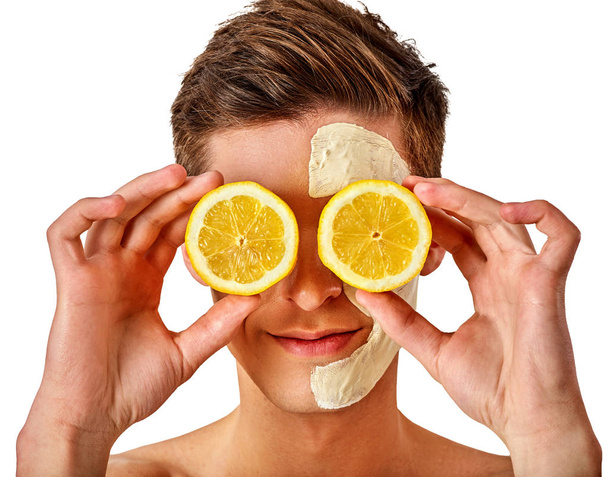 Лицо человека маска из фруктов и глины. Грязь для лица
. - Фото, изображение