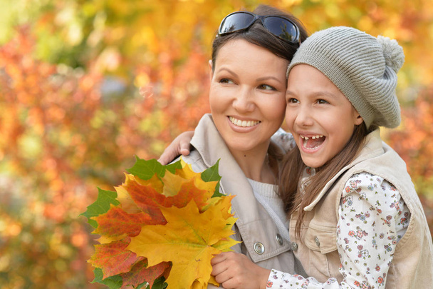 mother and daughter outdoors - Foto, imagen