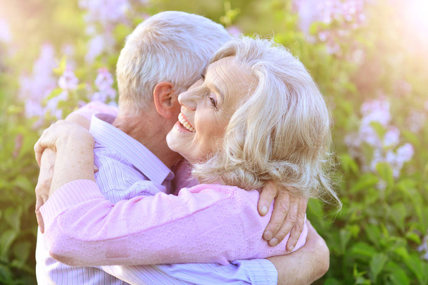 Senior-Paar umarmt - Foto, Bild