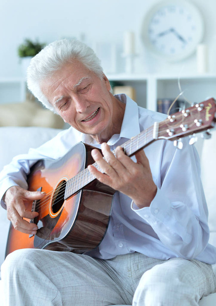 happy Senior man with guitar - Foto, afbeelding