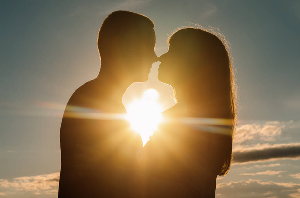 Couple aimant, coucher de soleil
 - Photo, image
