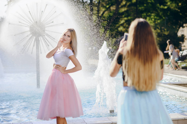 girls at the fountain - Zdjęcie, obraz