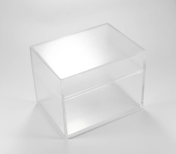 прозрачная пластиковая коробка
 - Фото, изображение