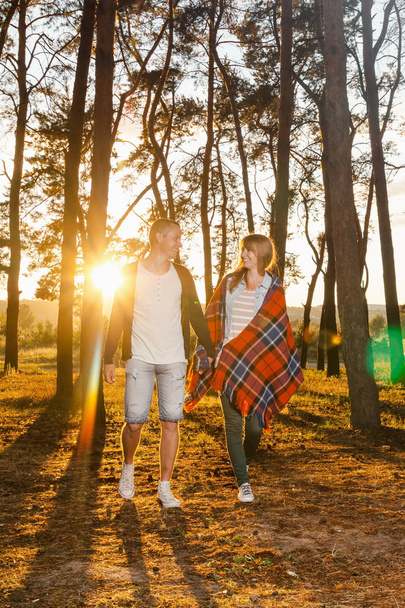 jeune couple amoureux marchant dans le parc
 - Photo, image