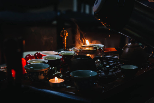 Τελετή τσαγιού με κινέζικο τσάι στο γραφείο τσαγιού - Φωτογραφία, εικόνα