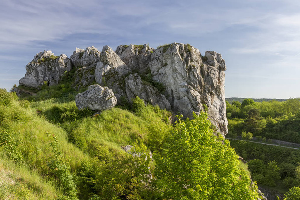 Pagórkowaty krajobraz z wapieni jurajskich skał - Zdjęcie, obraz