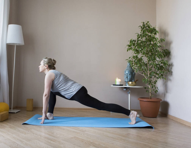 Mujer de mediana edad haciendo yoga en interiores - Foto, Imagen