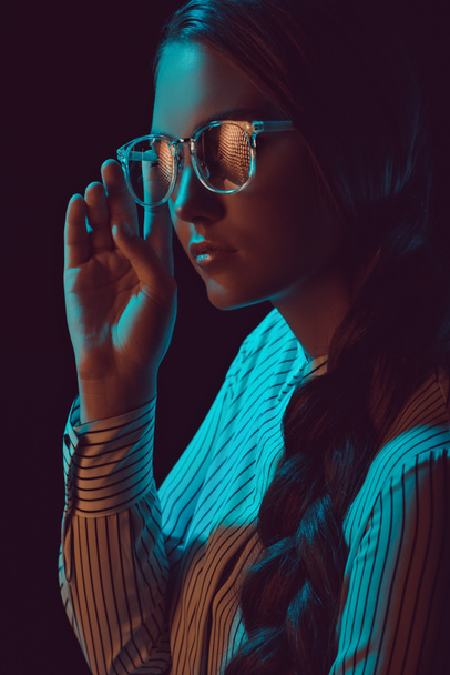 kadın güneş gözlüğü ve gömlek - Fotoğraf, Görsel
