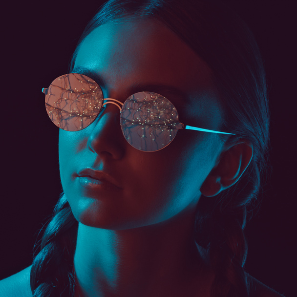 Femme en lunettes de soleil rondes
 - Photo, image
