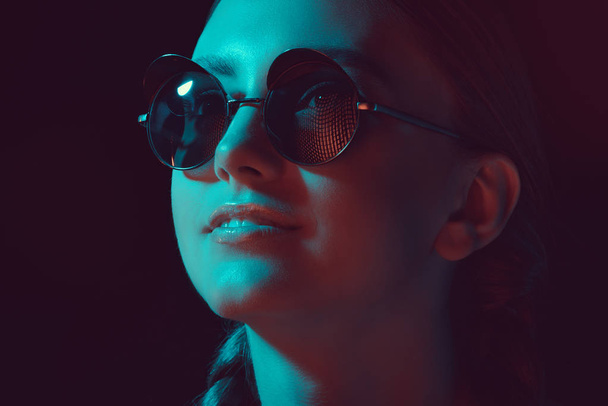 smiling woman in sunglasses - Foto, afbeelding