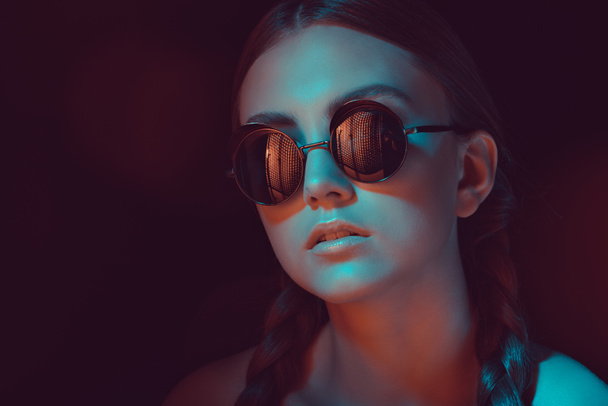 mujer caucásica en gafas de sol
 - Foto, imagen