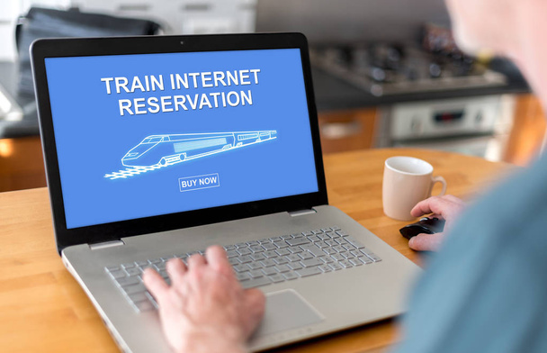 Bir dizüstü bilgisayarda İnternet rezervasyon kavramı tren - Fotoğraf, Görsel