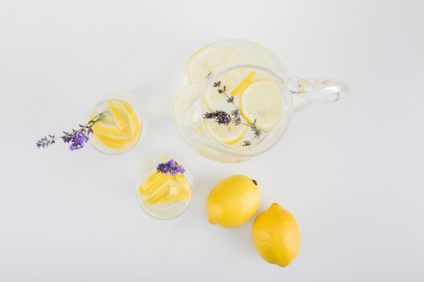 tuoreet sitrushedelmäjuomat laventelin kanssa
 - Valokuva, kuva