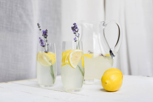 Citrus limonade met lavendel - Foto, afbeelding