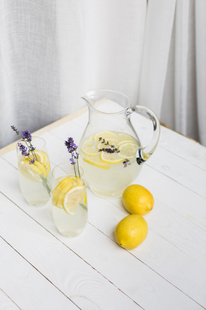 limonada cítrica con lavanda
 - Foto, Imagen