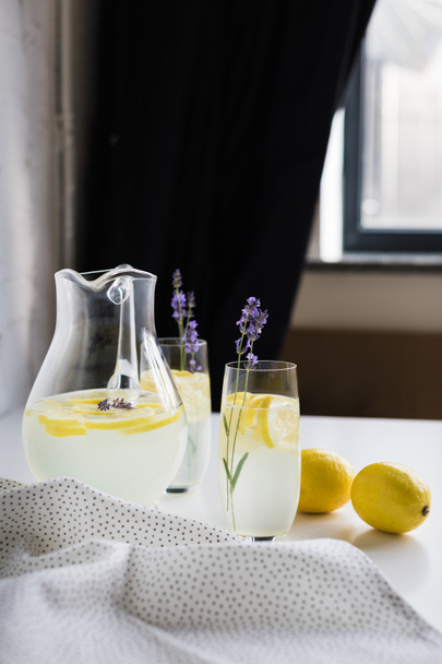 limonade dans des verres et bocal
 - Photo, image
