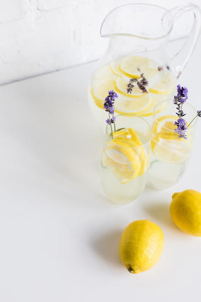 limonada casera con lavanda
 - Foto, Imagen