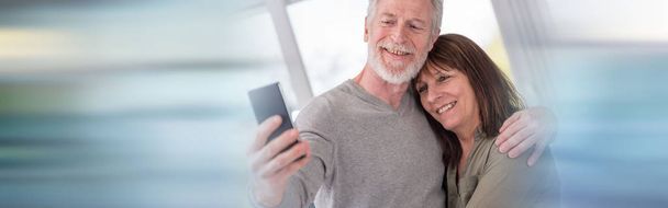 Ouder paar nemen een selfie - Foto, afbeelding