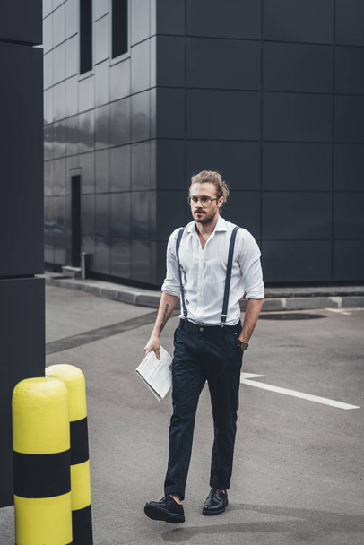 Stylish man with newspaper - Fotografie, Obrázek