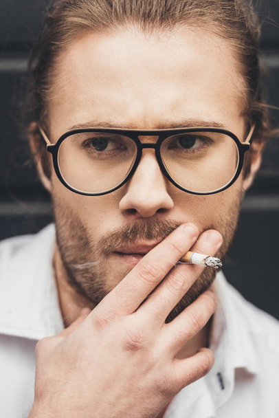Handsome stylish man smoking - Zdjęcie, obraz