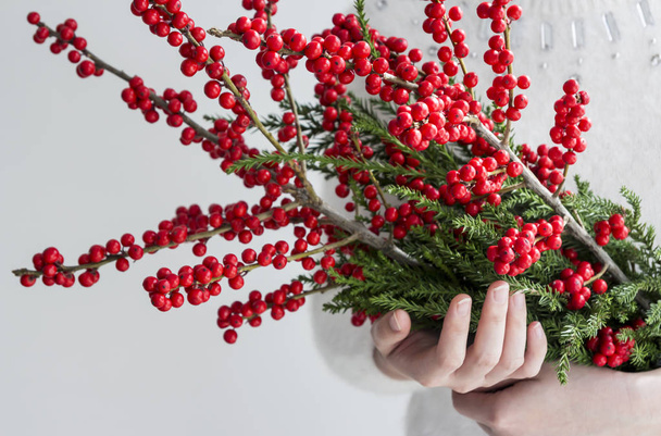Nő kezében tartja az ilex verticillata vagy winterberry a karácsonyi dekoráció - Fotó, kép