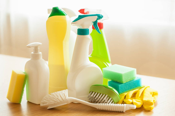 čisticí prostředky domácnost sprej kartáč houba rukavice - Fotografie, Obrázek