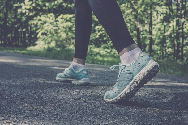 Concepto: estilo de vida saludable, Zapatillas de correr - primer plano de la mujer. Corredor de fitness deportivo femenino preparándose para correr
 - Foto, Imagen