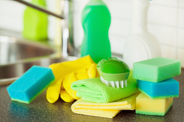temizlik maddeleri ev mutfak fırça sünger eldiven - Fotoğraf, Görsel