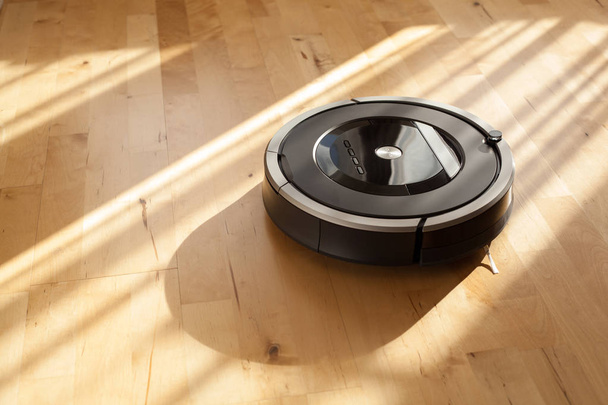 Robotické vysavače na laminátovou dřevěnou podlahu inteligentní čištění tec - Fotografie, Obrázek
