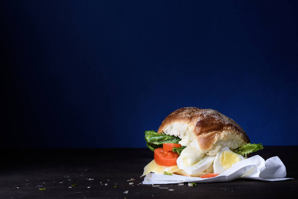 Sandwich aux œufs, fromage et tomates, collation santé
. - Photo, image