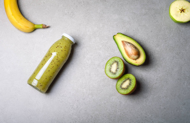 gesunde Mischung aus grünen Früchten Smoothie in Glasflasche mit Stroh - Foto, Bild