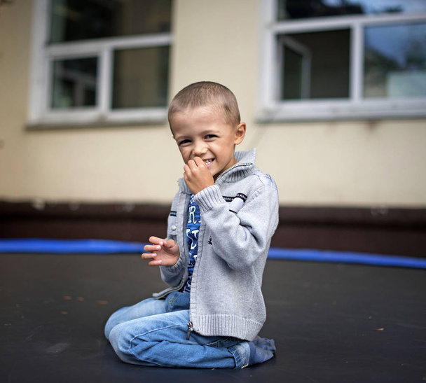 šťastný chlapec sedí na kolenou - Fotografie, Obrázek