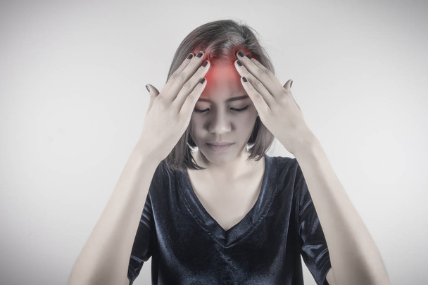 jonge Aziatische vrouw hoofdpijn, migraine, pijn, stress, slapeloosheid. - Foto, afbeelding