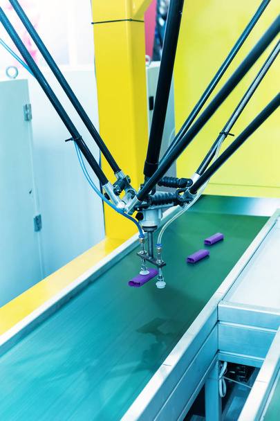 Robot industriel travaillant dans l'usine, Convoyeur Tracking Controler
  - Photo, image