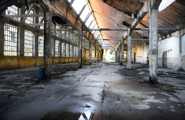 古い放棄された工場 - 写真・画像