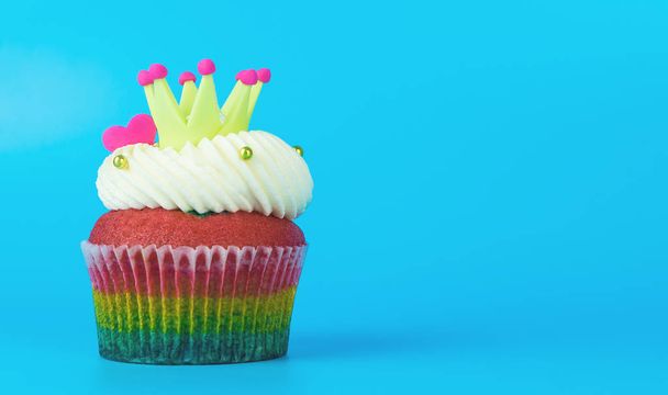 Crown king rainbow cupcake on blue copy space - Zdjęcie, obraz