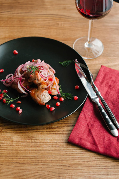 Κρέας ψητό αστακό με κρεμμυδάκια και ρόδι - Φωτογραφία, εικόνα
