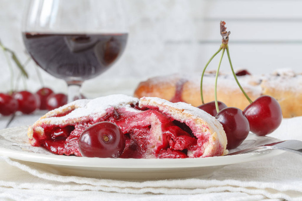 Pie with cherries and sour cream in a dish, towel with a spoon o - Foto, Bild