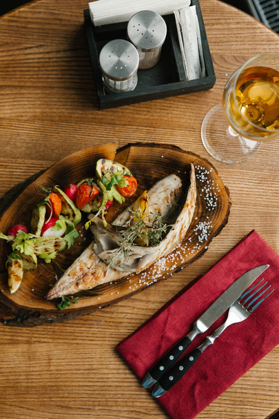 Stek z ryby pieczone i grillowane warzywa - Zdjęcie, obraz