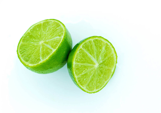 Limão suculento cortado em duas partes
 - Foto, Imagem