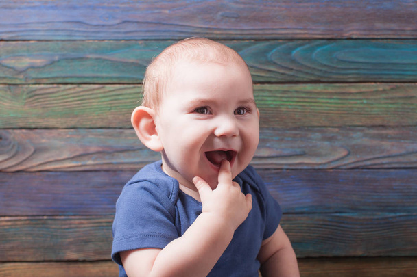 Child with finger in mouth - Foto, Imagem