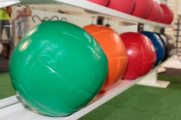 Coloridas bolas de medicina fitness
 - Foto, Imagen
