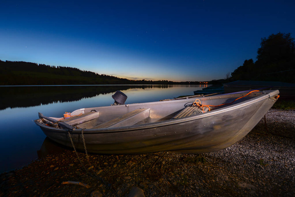 Osvětlené veslice na jezeře v noci - Fotografie, Obrázek