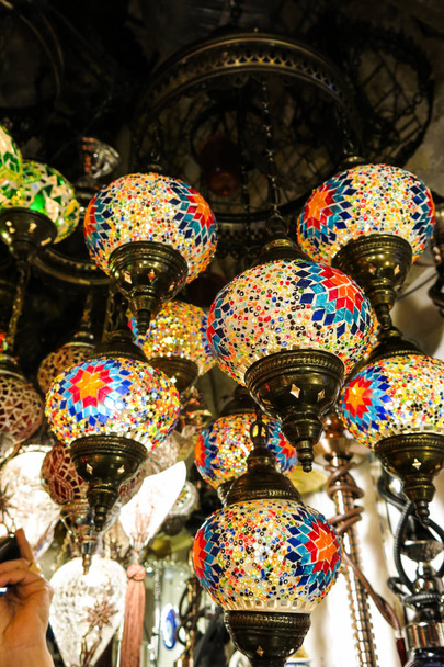 Kristallen lampen te koop op de Grote Bazaar in Istanbul - Foto, afbeelding