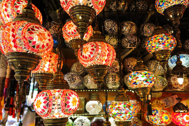 Lámparas de cristal en venta en el Gran Bazar de Estambul - Foto, Imagen