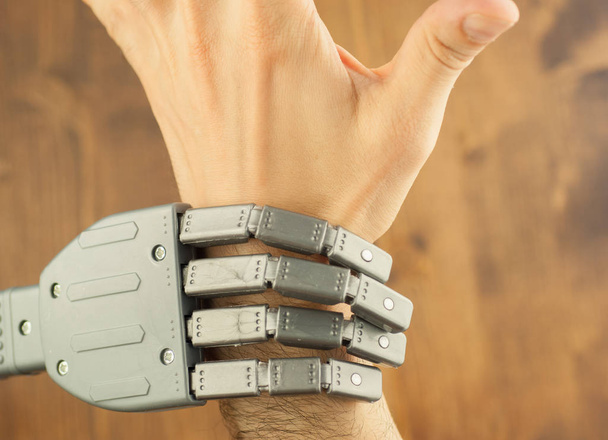 Робот и человеческая рука в битве за работу
 - Фото, изображение